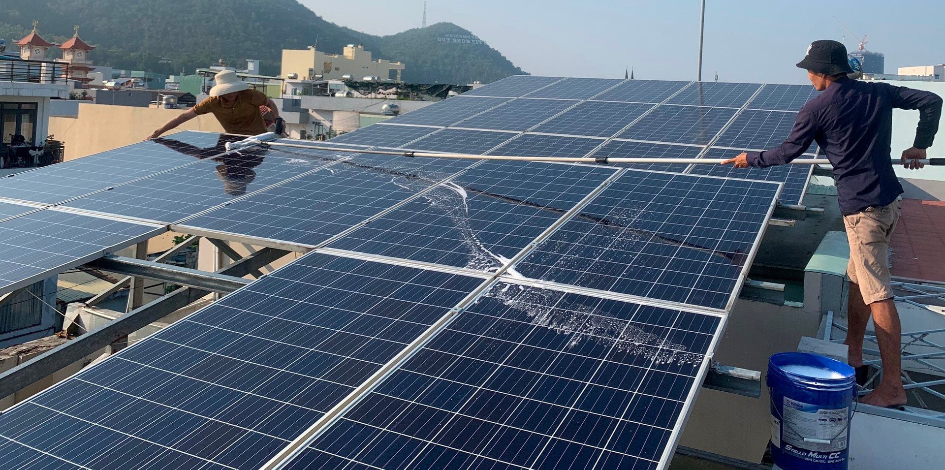 vệ sinh tắm pin năng lượng mặt trời